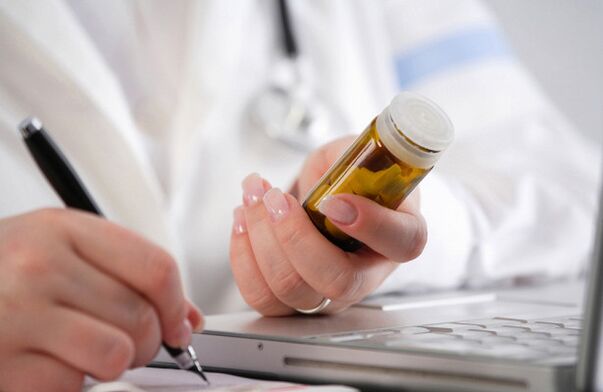 Der Arzt verschreibt Medikamente gegen Prostatitis.